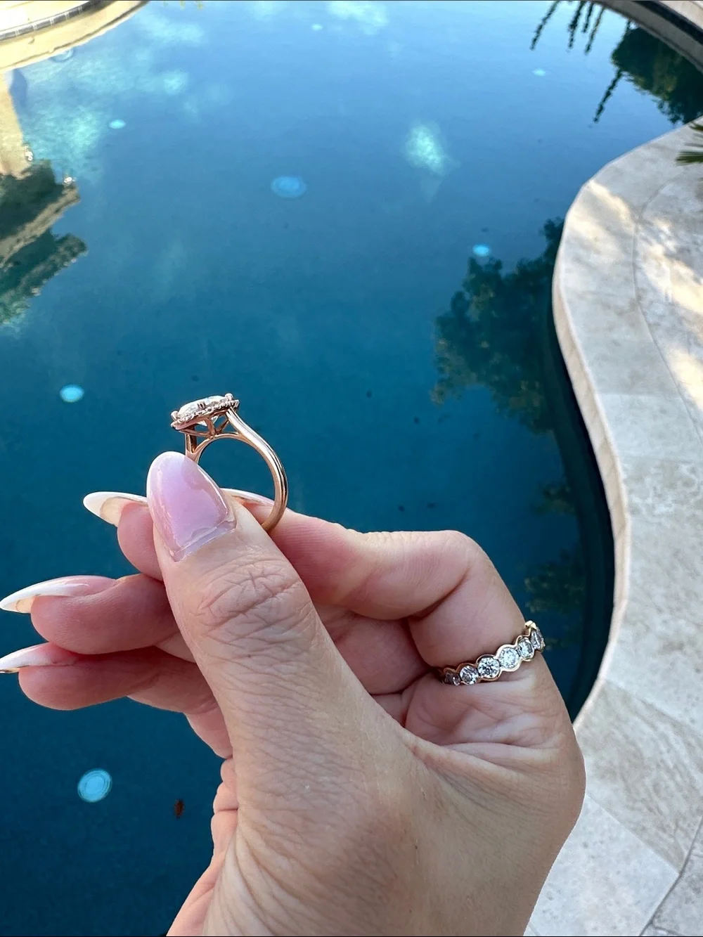 Oval lab diamond ring 2 carats size 7.5set in 14kt rose gold comes w paperwork